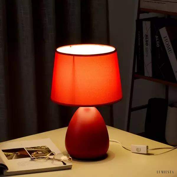 Kolorowa ceramiczna lampa stołowa z wyraźnie profilowaną podstawą i dekoracyjnym wykończeniem