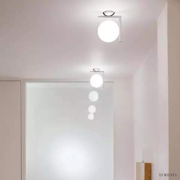 Lampa ścienna IC Lights z okrągłym kloszem w eleganckim stylu