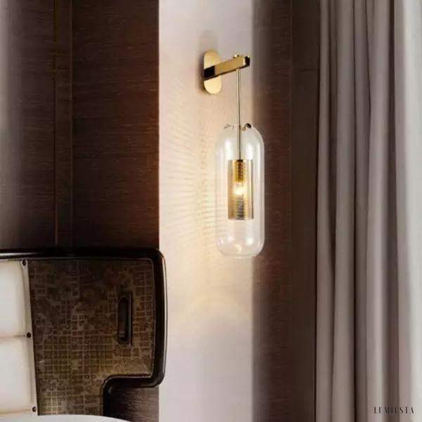 Lampa ścienna Vadim minimalistyczna, złote wykończenie i szklany klosz w zbliżeniu