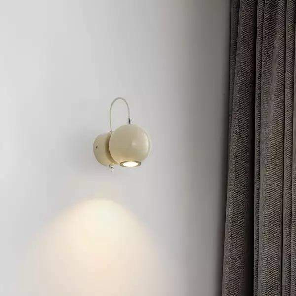 Lampa ścienna Magnetic Attractor Ball nowoczesna kremowa