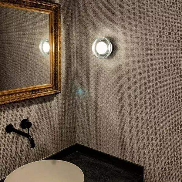 Lampka ścienna Roc z metalowo-szklanym wykończeniem