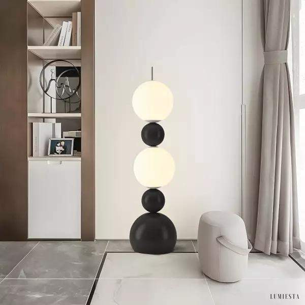 Minimalistyczna lampa podłogowa Molecular Ball, detal połączenia kul i metalowej podstawy