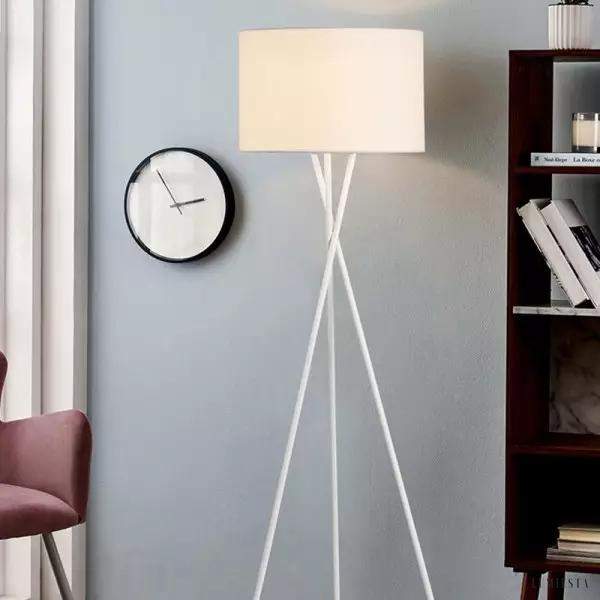 Lampa stojąca LED na trójnogu nowoczesna z białym abażurem — elegancki design w aranżacji salonu
