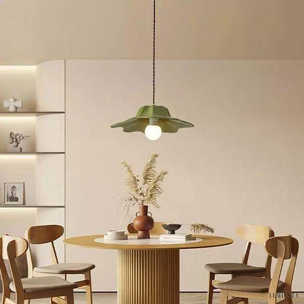 Kolorowa lampa wisząca w kształcie kwiatu