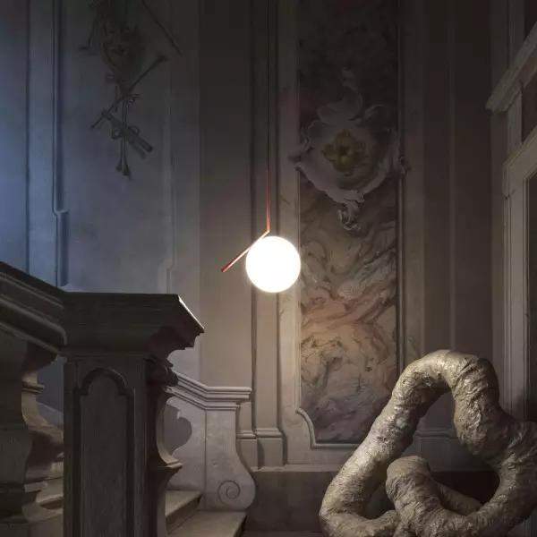 Lampa wisząca IC Lights z szklaną kulą w eleganckim stylu