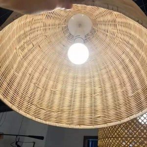 Lampa wisząca rattanowa dzwon naturalna - detal plecionki i otworu u góry klosza