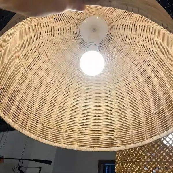 Lampa wisząca rattanowa dzwon naturalna - detal plecionki i otworu u góry klosza