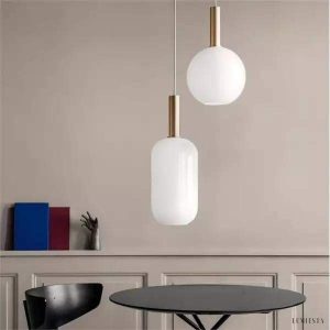 Lampa wisząca z mosiężnym wykończeniem elegancja