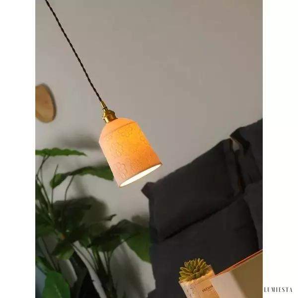 Biała ceramiczna lampa wisząca z kwiatowym wzorem, profil boczny
