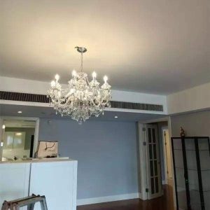 Luksusowy żyrandol kryształowy w stylu świecznika