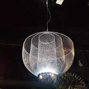 Żyrandol Meshmatics 60 cm, ażurowa metalowa forma na białym tle
