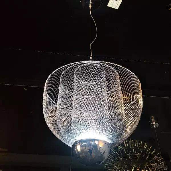 Żyrandol Meshmatics 60 cm, ażurowa metalowa forma na białym tle