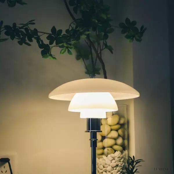Lampa stołowa biała wielowarstwowy klosz, boczny widok na lekko rozłożone pierścienie