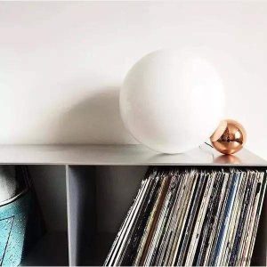 Lampa stołowa w kształcie kuli z opalowego szkła i aluminium