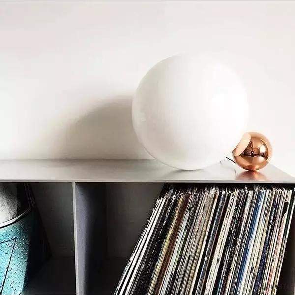 Lampa stołowa w kształcie kuli z opalowego szkła i aluminium