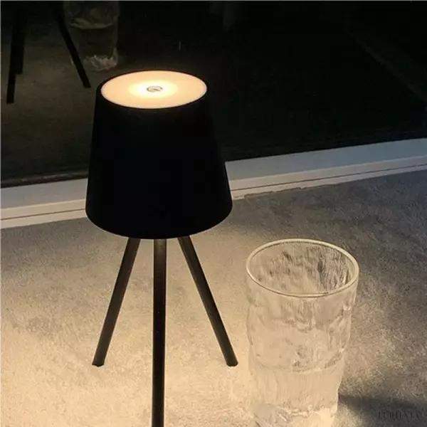 Lampka stołowa z nogami styl minimalistyczny z dimmerem dotykowym