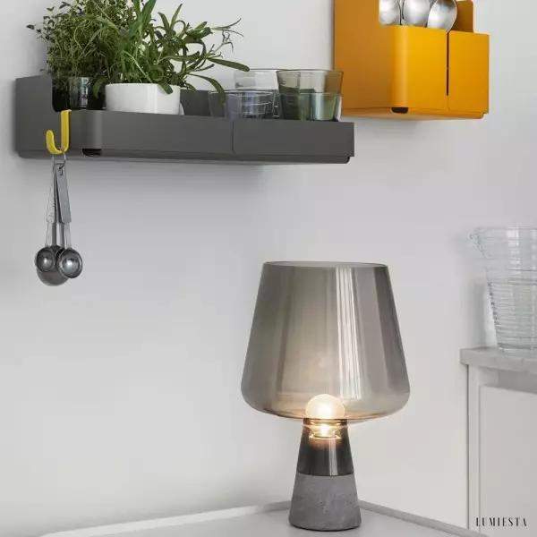 Lampa stołowa Leimu z ręcznie dmuchanego szkła i betonu