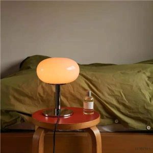 Lampa stołowa Bauhaus - detal podstawy i połączenia ze szklanym kloszem