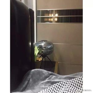 Lampa stołowa z lakierowanego szkła w nowoczesnym stylu