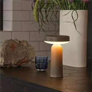 Lampa przenośna Muuto Ease minimalistyczny styl i funkcjonalność