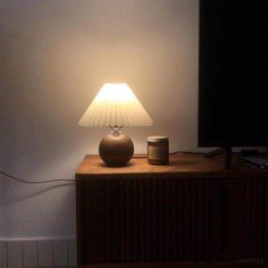 Elegancka lampka stołowa z plecionym kloszem i drewnianą podstawą