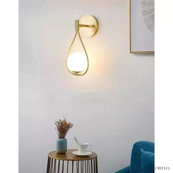 Lampa ścienna z mosiądzu w stylu vintage z opalowym kloszem