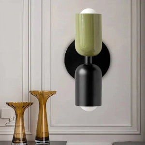 Nowoczesna lampa ścienna z metalowym kloszem, detal ramienia i okrągłej podstawy