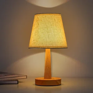 Lampa stołowa drewniana z beżowym abażurem, naturalny styl i ciepłe, rozproszone światło
