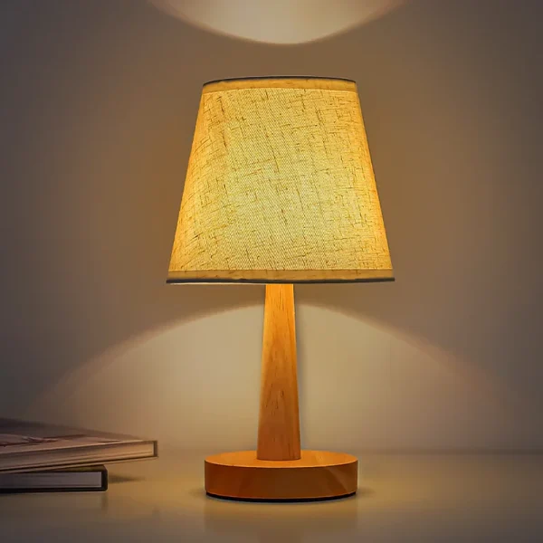 Lampa stołowa drewniana z beżowym abażurem, naturalny styl i ciepłe, rozproszone światło