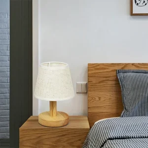 Lampa stołowa z tekstylnym abażurem w naturalnym stylu, widok na smukłą podstawę