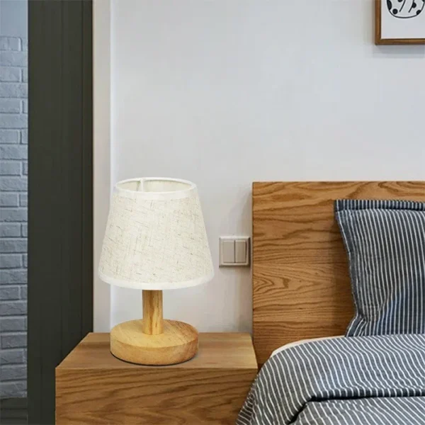Lampa stołowa z tekstylnym abażurem w naturalnym stylu, widok na smukłą podstawę