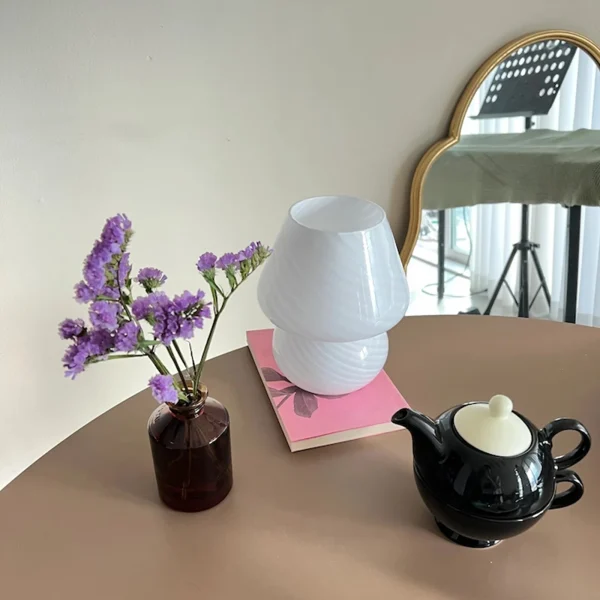 obrazek_4-73.webp Vintage szklana lampka stołowa