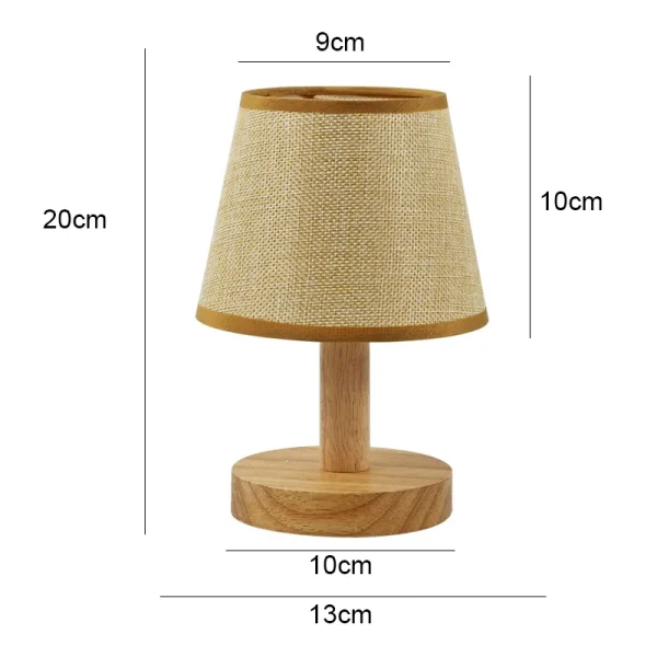 Lampa stołowa z drewnianą podstawą i beżowym abażurem