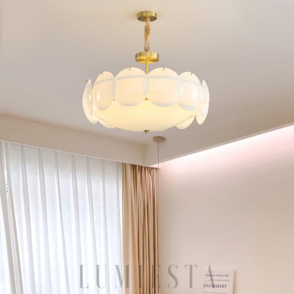Lampa sufitowa Selene z mosiądzu i szkła - widok z boku
