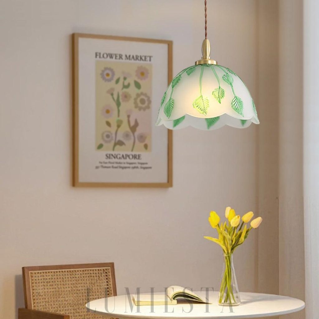 Retro lampa wisząca z liśćmi ze szkła Ø28cm, zbliżenie na zielone i białe szklane elementy
