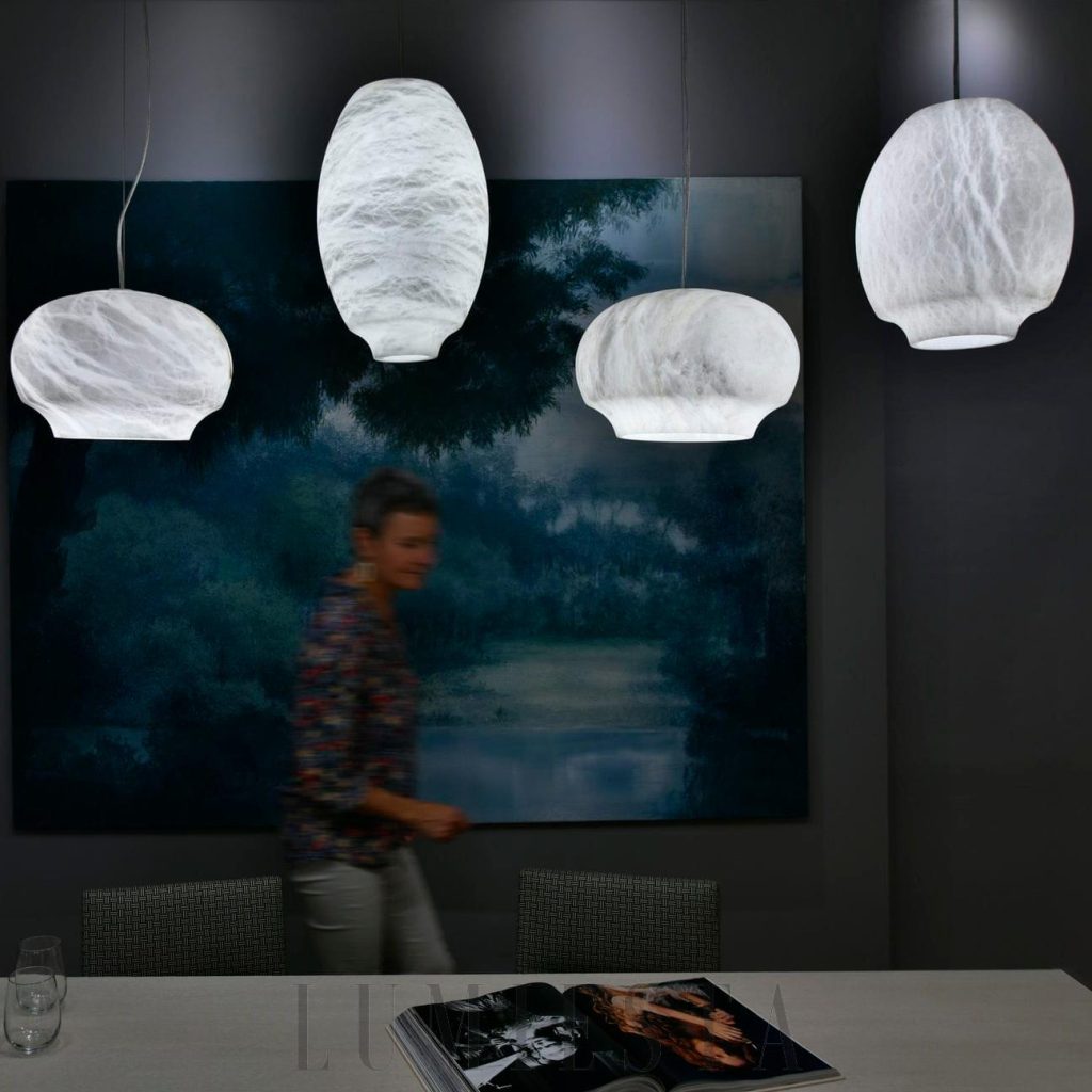 Camille - lampa wisząca alabaster w mniejszym wariancie, widok z boku i lekko z góry