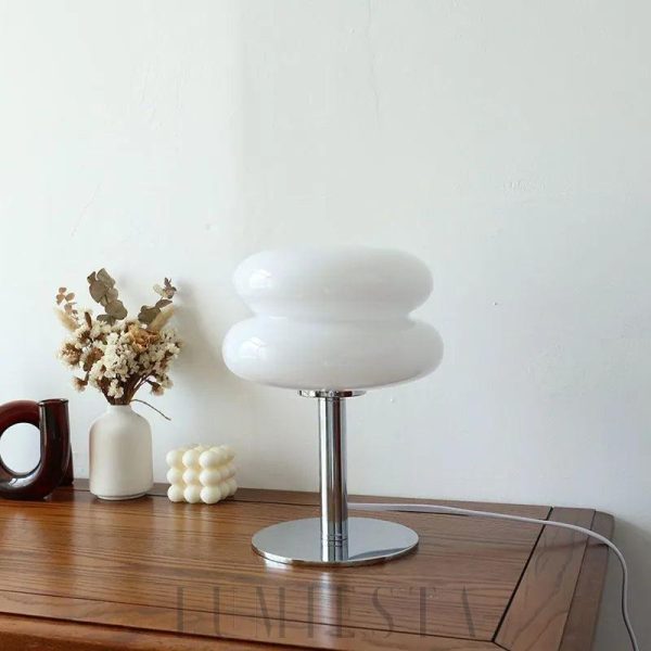 Lampa stołowa donut z kolorowym kloszem - ujęcie pod kątem, smukła metalowa podstawa i szklana kula