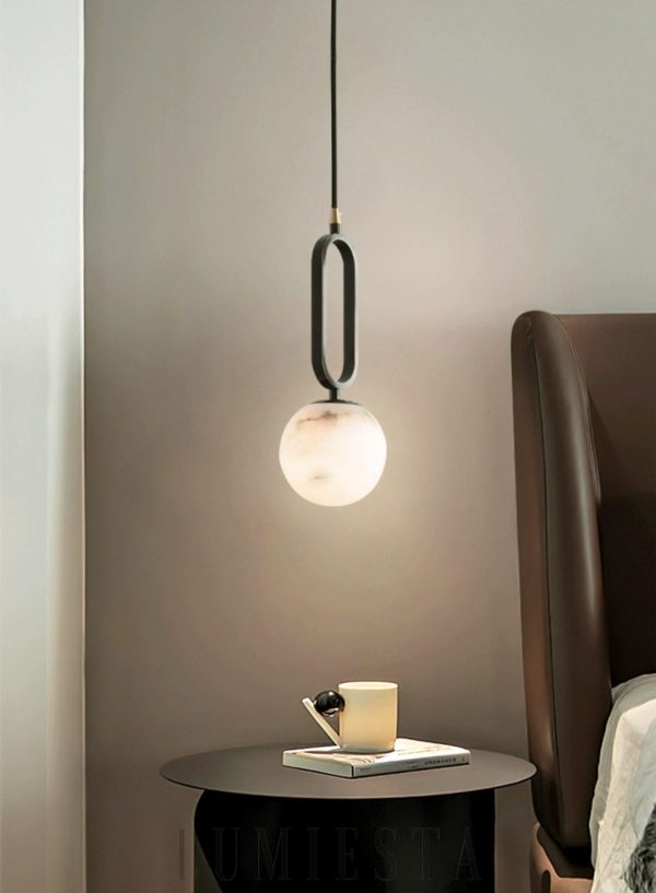 Ouale - lampa wisząca alabastrowa owalna czarno biała, detal powierzchni klosza