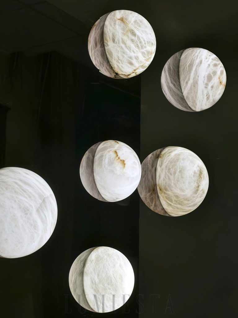 Kinkiet Alabaster Pebble biała, elegancka - widok ogólny z alabastrowym kloszem i metalowym mocowaniem