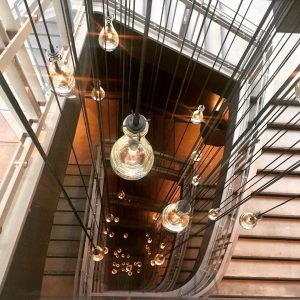 wm_10243001608471415651.jpg Raindropa Linear - Postmodernistyczny miedziany żyrandol - Podłużna lampa wisząca