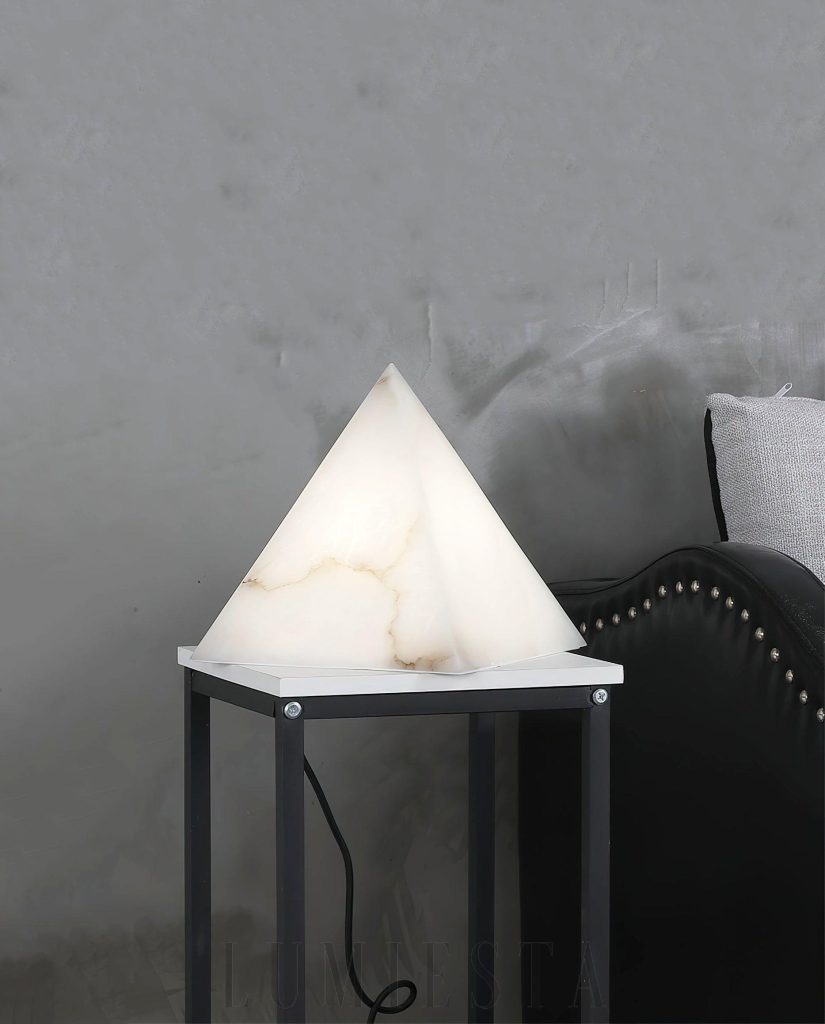 Chopes - stołowa lampa piramida z alabastru biała, światło przenikające przez alabaster