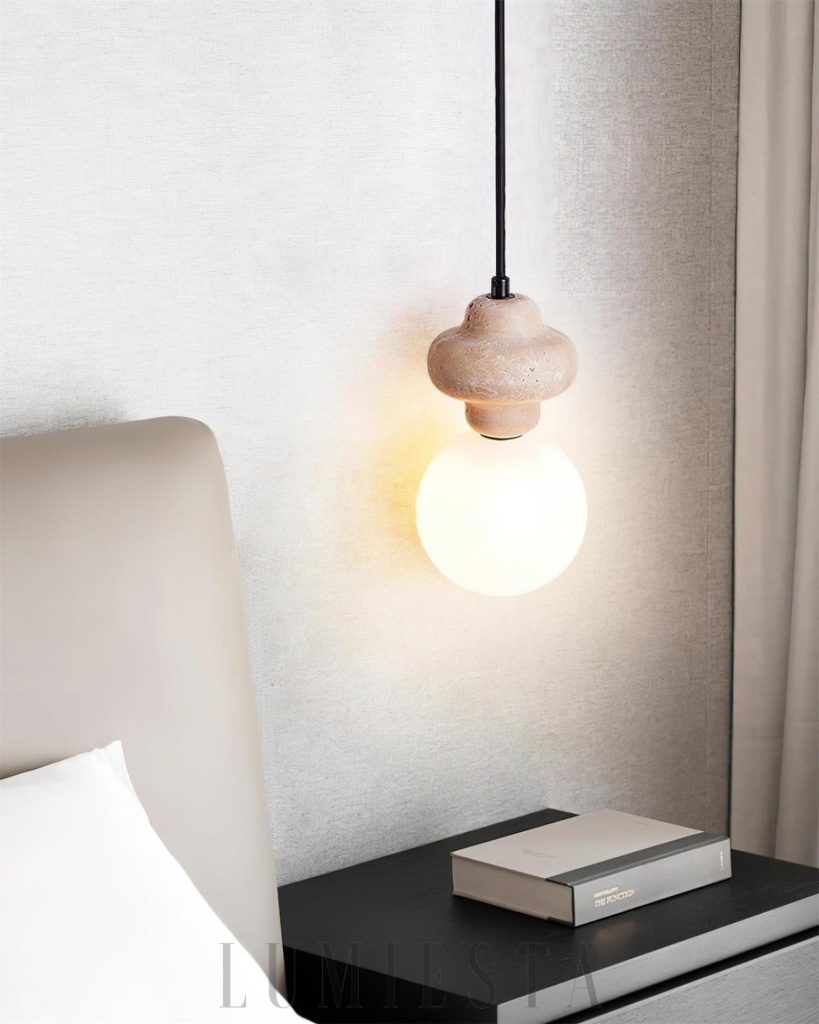Trawertynowa lampa wisząca okrągła, boczny widok na kamienny korpus i szklany element