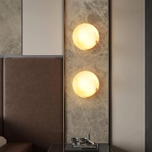 Delphi - Elegancka lampa ścienna Alabaster kula, biało-złota