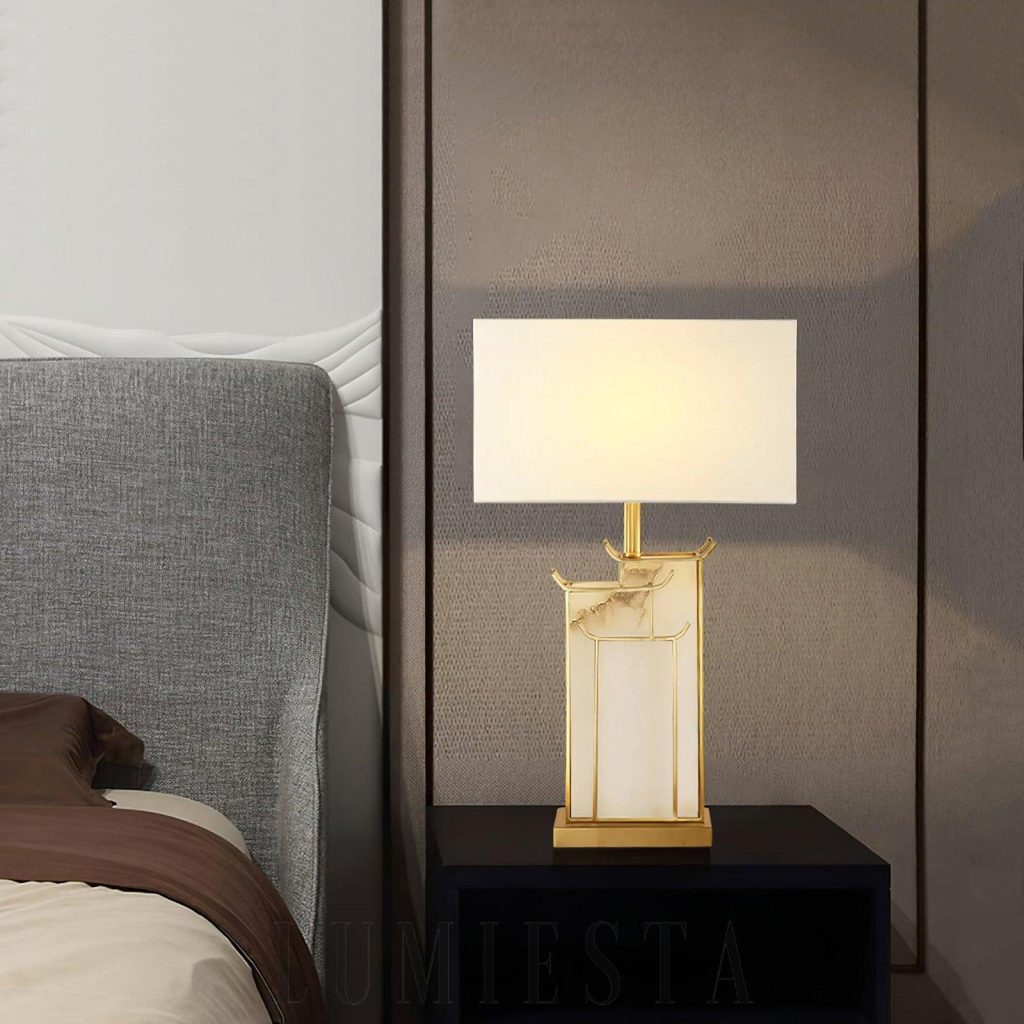 Lampa stołowa alabastrowa biała złota July - widok z tyłu na smukłą podstawę