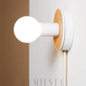 Lampka ścienna z kulistym kloszem w stylu skandynawskim