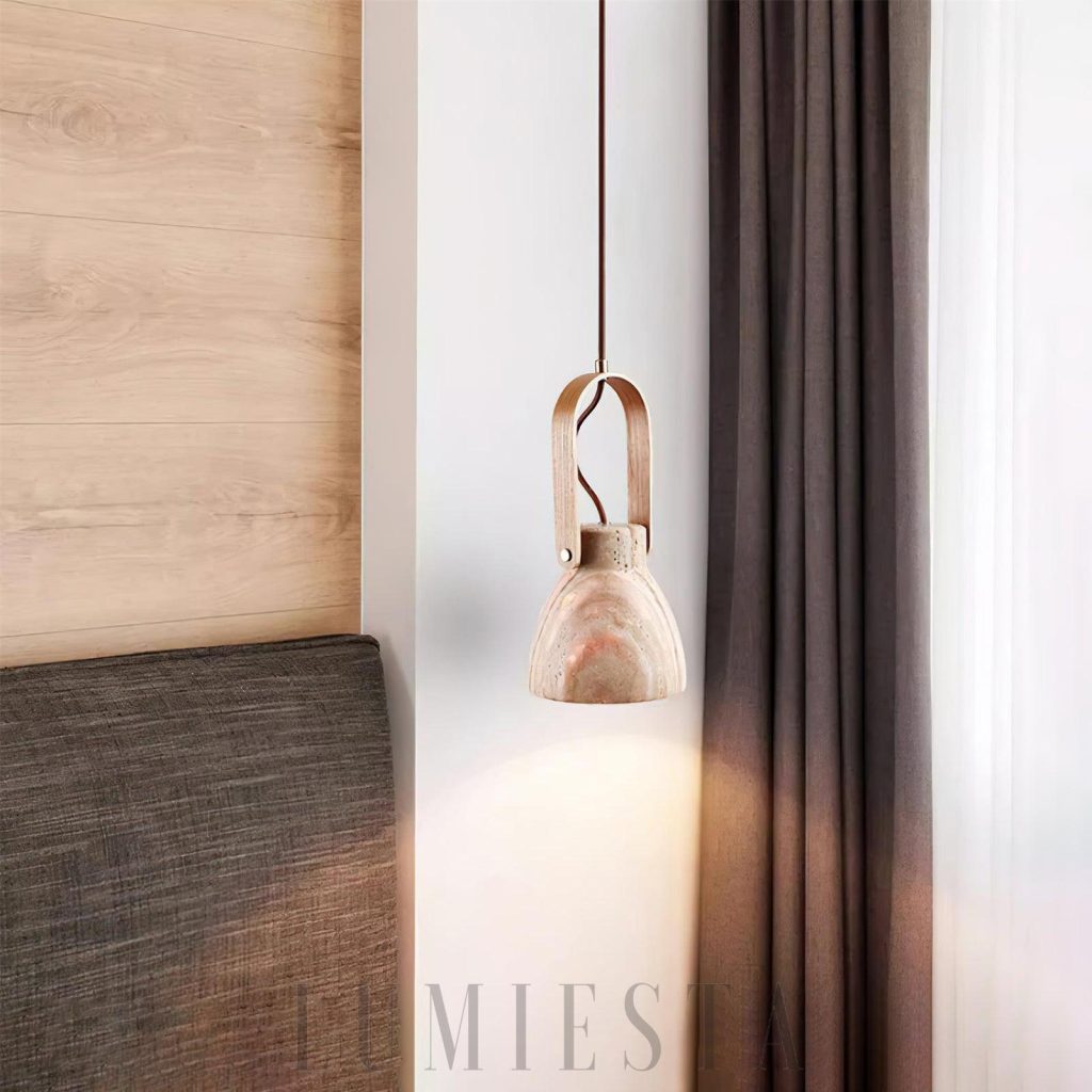 Lampa wisząca Nissa trawertyn beżowy z drewnianym uchwytem, zbliżenie na kamienną fakturę