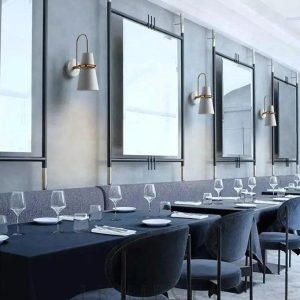 Elegancka lampa ścienna czarna ze złotym akcentem