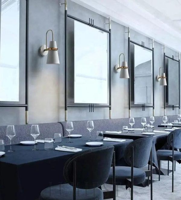 Elegancka lampa ścienna czarna ze złotym akcentem