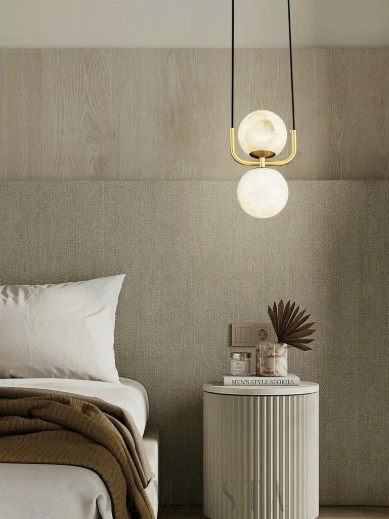 Lampa wisząca alabastrowa mosiądz, widok spod klosza z miękkim rozproszeniem światła