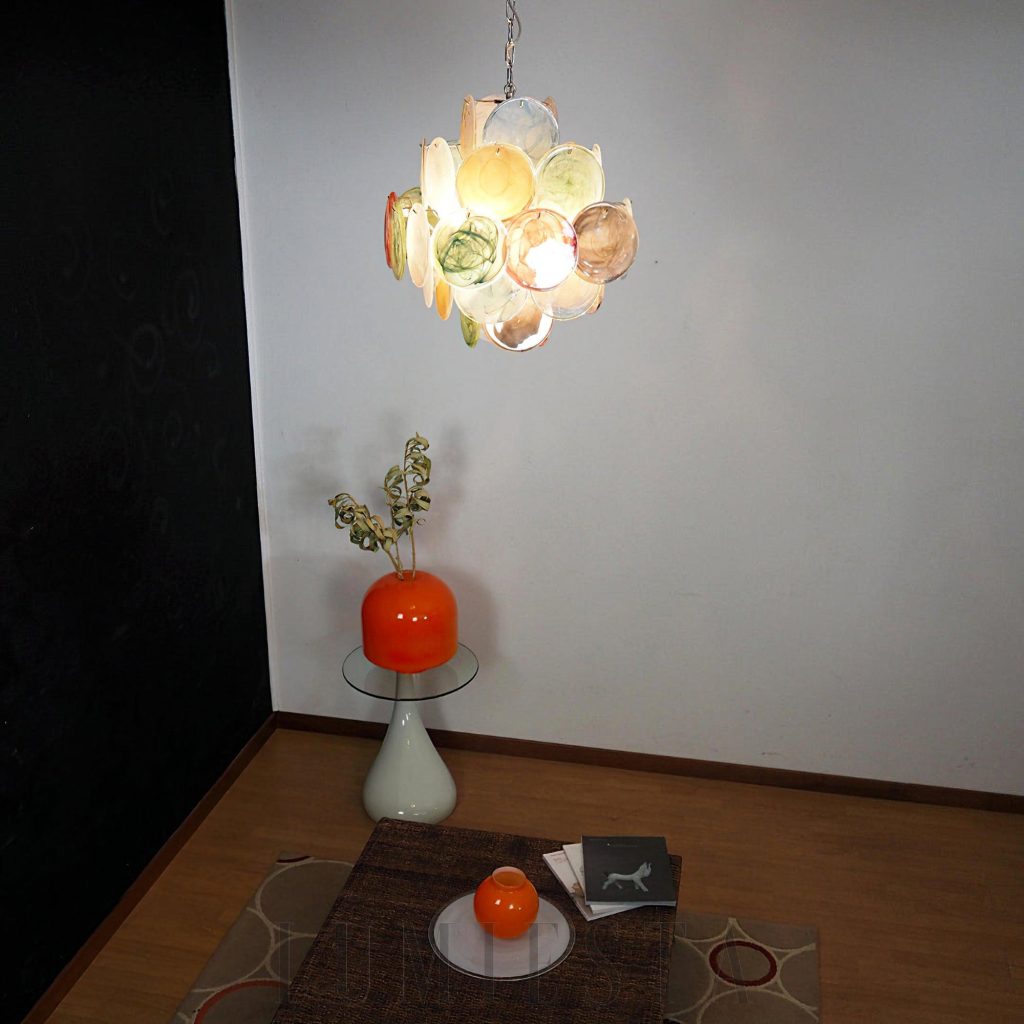 Lampa wisząca z kolorowym szkłem Murano, pełny widok produktu o średnicy 49 cm